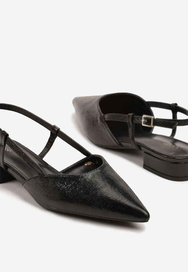 Renee - Czarne Sandały Vices Typu Slingback Nilessea. Okazja: na spotkanie biznesowe. Nosek buta: szpiczasty. Zapięcie: sprzączka. Kolor: czarny. Sezon: lato. Obcas: na obcasie. Styl: biznesowy, klasyczny, elegancki. Wysokość obcasa: niski