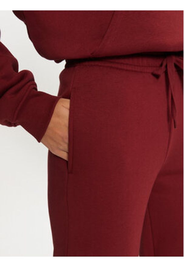 Gina Tricot Spodnie dresowe Basic 21183 Czerwony Relaxed Fit. Kolor: czerwony. Materiał: bawełna, syntetyk