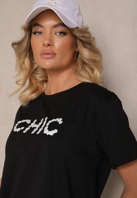 Renee - Czarny T-shirt z Bawełny Ozdobiony Perełkami i Napisem Naloreth. Okazja: na co dzień. Kolor: czarny. Materiał: bawełna. Wzór: napisy, aplikacja. Styl: casual, elegancki, klasyczny