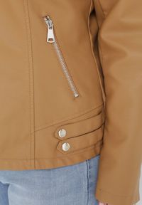 Born2be - Brązowa Kurtka Ramoneska z Ekoskóry z Ozdobnymi Paskami na Napy Bellassa. Typ kołnierza: kołnierzyk stójkowy. Kolekcja: plus size. Kolor: brązowy. Wzór: paski #5