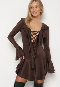 Born2be - Brązowa Taliowana Sukienka Zdobiona Falbankami Tiraneda. Okazja: na imprezę. Typ kołnierza: kołnierz z falbankami. Kolor: brązowy. Wzór: aplikacja. Typ sukienki: proste. Styl: elegancki #1