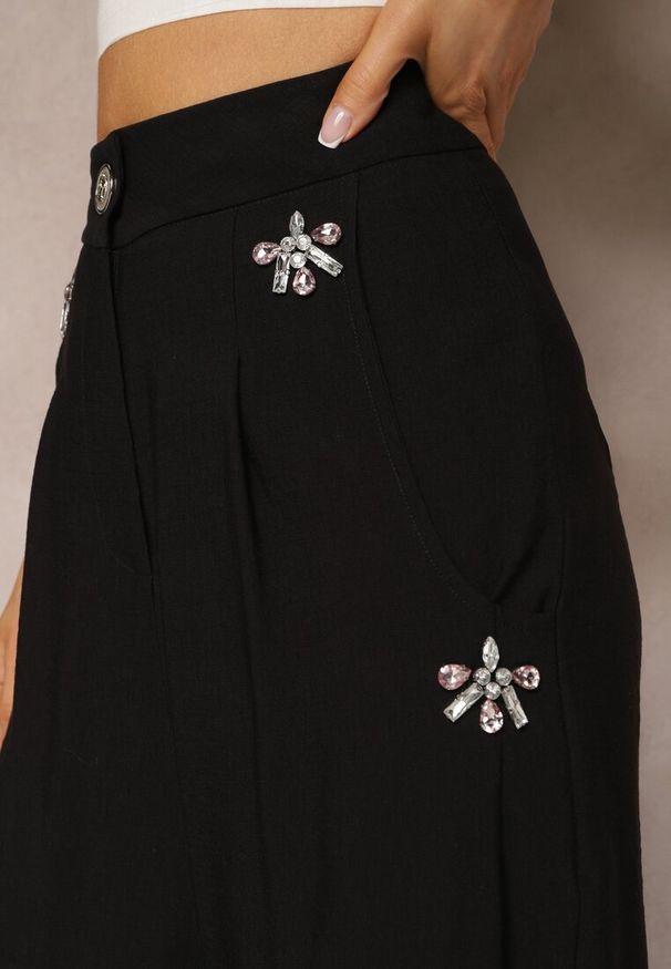 Renee - Czarne Spodnie High Waist Ozdobione Cyrkoniami Sajara. Okazja: na co dzień. Stan: podwyższony. Kolor: czarny. Wzór: aplikacja. Styl: casual, elegancki