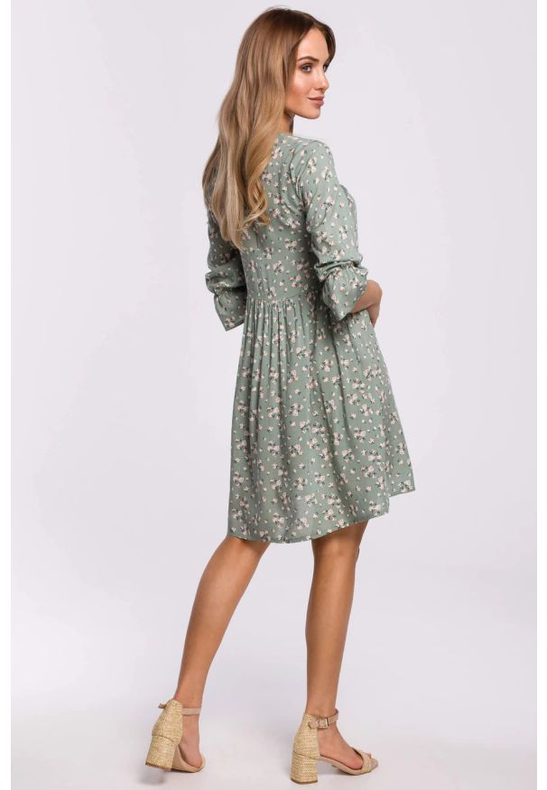 Sukienki.shop - Sukienka boho rozkloszowana mini z wiskozy w kwiaty zielona. Okazja: do pracy. Kolor: zielony. Materiał: wiskoza. Wzór: kwiaty. Sezon: wiosna, lato, jesień. Styl: boho. Długość: mini