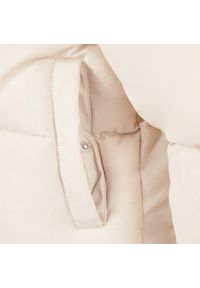 Kurtka dziecięca New Balance LAKG0230BIS – beżowa. Typ kołnierza: kaptur. Kolor: beżowy. Materiał: bawełna, poliester, puch, syntetyk. Wzór: aplikacja. Styl: młodzieżowy #5