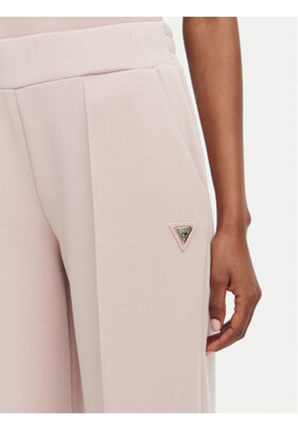 Guess Spodnie dresowe V6YB18 K4315 Różowy jasny Regular Fit. Kolor: różowy. Materiał: syntetyk