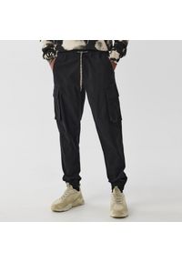 Cropp - Joggery z kieszeniami cargo - Czarny. Kolor: czarny. Materiał: materiał, bawełna, tkanina, włókno. Długość: długie. Styl: klasyczny #1