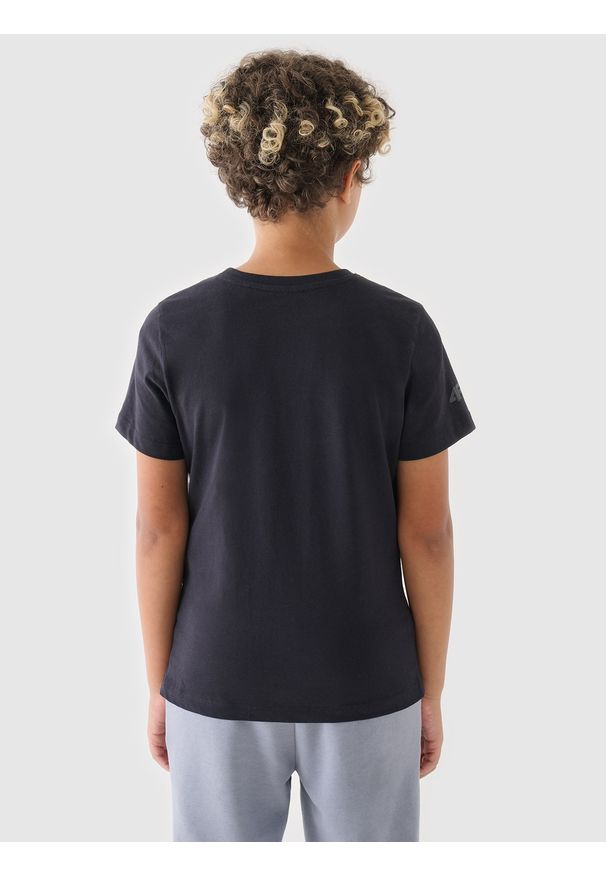 4f - 4F T-shirt z nadrukiem chłopięcy - czarny 158 (12-13 lat). Okazja: na co dzień. Kolor: czarny. Materiał: bawełna, jersey, dzianina. Długość rękawa: krótki rękaw. Długość: krótkie. Wzór: nadruk. Sezon: lato. Styl: sportowy, klasyczny, casual