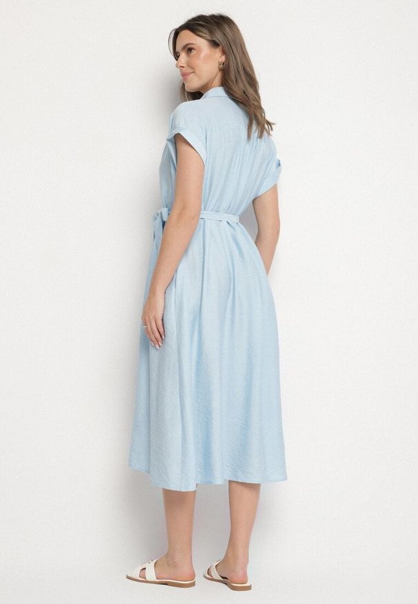 Born2be - Niebieska Wiskozowa Sukienka Koszulowa z Paskiem Rinaruna. Okazja: na co dzień. Kolor: niebieski. Materiał: wiskoza. Typ sukienki: koszulowe. Styl: elegancki, casual