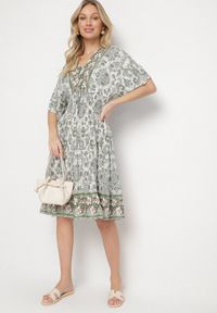 Born2be - Ciemnozielona Sukienka z Wiskozy w Ornamentalny Wzór z Szeroką Gumką w Pasie Tanissla. Okazja: na co dzień, na randkę, do pracy, na spotkanie biznesowe. Typ kołnierza: dekolt w kształcie V. Kolor: zielony. Materiał: wiskoza. Długość rękawa: krótki rękaw. Sezon: wiosna, lato. Styl: biznesowy, klasyczny, casual, elegancki #5