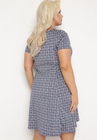 Born2be - Granatowa Wiskozowa Sukienka w Mozaikowy Wzór o Rozkloszowanym Kroju Faellina. Kolor: niebieski. Materiał: wiskoza. Sezon: lato #6
