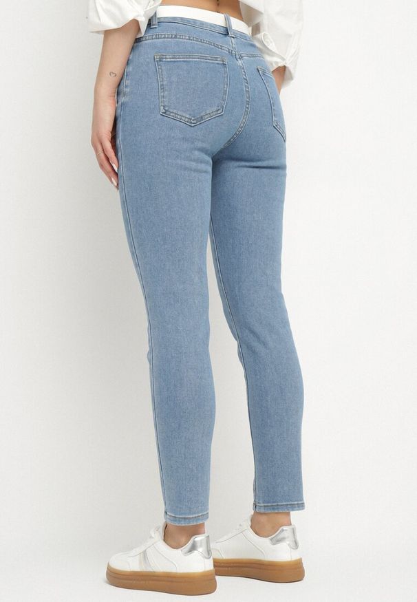 Born2be - Jasnoniebieskie Jeansy o Dopasowanym Kroju z Wysokim Stanem Sepavla. Okazja: na co dzień. Stan: podwyższony. Kolor: niebieski. Styl: klasyczny, elegancki, casual