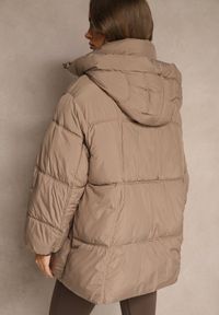 Renee - Ciemnobeżowa Puchowa Kurtka Oversize z Pikowanymi Przeszyciami i Kapturem Galeana. Okazja: na co dzień. Kolor: beżowy. Materiał: puch. Sezon: zima. Styl: casual, elegancki #3