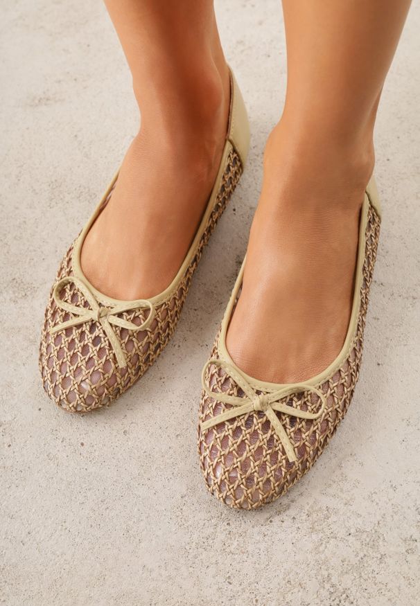 Renee - Ciemnobeżowe Balerinki z Siateczkową Cholewką z Plecionką Zdobione Kokardką Harelaya. Okazja: na spacer. Kolor: beżowy. Materiał: jeans. Szerokość cholewki: normalna. Wzór: aplikacja. Sezon: lato. Obcas: na płaskiej podeszwie. Styl: boho, elegancki