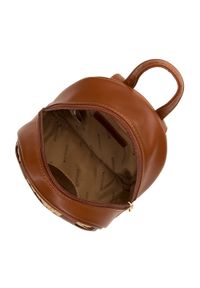 Wittchen - Damski plecak z ekoskóry ze wstawką z plecionki brązowo-beżowy. Kolor: brązowy, beżowy, wielokolorowy. Materiał: skóra ekologiczna. Wzór: paski, kratka. Styl: klasyczny