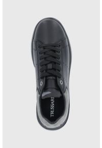 Trussardi Jeans Buty kolor czarny na platformie. Nosek buta: okrągły. Zapięcie: sznurówki. Kolor: czarny. Materiał: guma. Obcas: na platformie