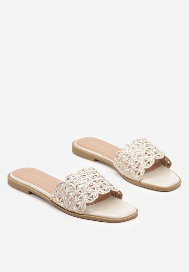 Born2be - Beżowe Klapki z Ażurowym Zdobieniem i Cyrkoniami Lilittes. Okazja: na co dzień. Kolor: beżowy. Materiał: koronka. Wzór: ażurowy, aplikacja. Sezon: lato. Styl: casual