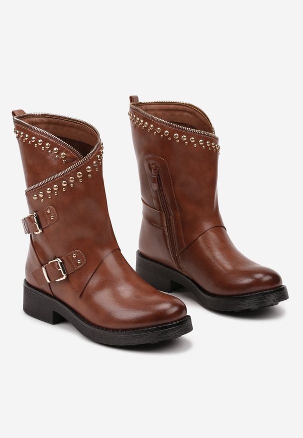 Born2be - Brązowe Botki z Nitami i Klamrami w Motocyklowym Stylu Inaraelle. Okazja: na co dzień. Zapięcie: klamry. Kolor: brązowy. Materiał: skóra, jeans. Styl: rockowy, casual