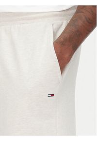 Tommy Jeans Szorty sportowe Entry Graphic DM0DM21369 Beżowy Regular Fit. Kolor: beżowy. Materiał: bawełna. Styl: sportowy #3