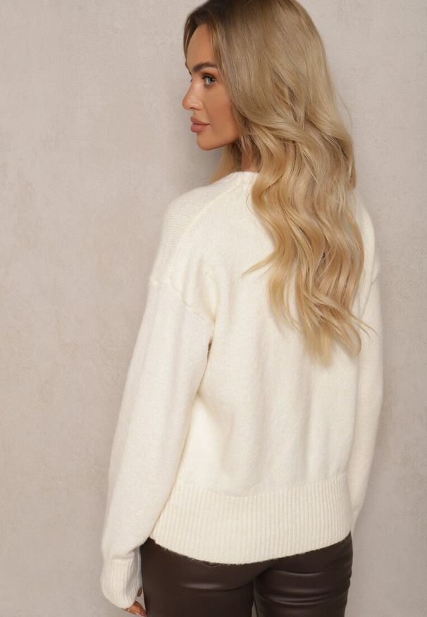 Renee - Jasnobeżowy Sweter z Domieszką Wełny Torissia. Okazja: na co dzień, do pracy. Kolor: beżowy. Materiał: wełna. Długość rękawa: długi rękaw. Długość: długie. Styl: klasyczny, elegancki, casual