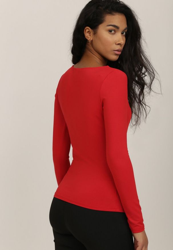 Renee - Czerwona Bluzka Seliusei. Typ kołnierza: dekolt kwadratowy. Kolor: czerwony. Materiał: dzianina. Długość rękawa: długi rękaw. Długość: długie. Styl: klasyczny