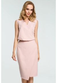 Sukienki.shop - Sukienka elegancka ołówkowa do pracy kopertowy dekolt różowa. Okazja: do pracy. Typ kołnierza: dekolt kopertowy. Kolor: czarny, różowy. Sezon: wiosna, lato. Typ sukienki: kopertowe, ołówkowe. Styl: elegancki #2