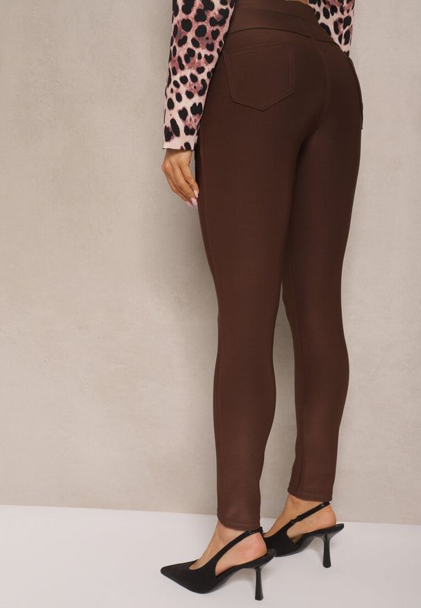 Renee - Brązowe Spodnie Skinny High Waist z Gumką w Talii Ivelbia. Okazja: na co dzień. Stan: podwyższony. Kolor: brązowy. Styl: casual