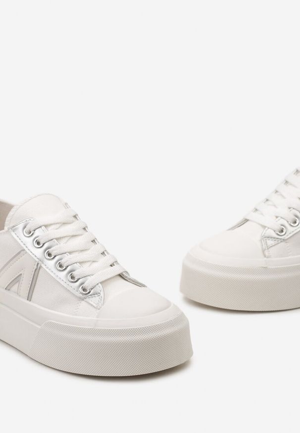 Born2be - Białe Trampki przed Kostkę na Platformie z Przeszyciami Opallsa. Okazja: na co dzień. Wysokość cholewki: przed kostkę. Nosek buta: okrągły. Zapięcie: sznurówki. Kolor: biały. Materiał: jeans. Obcas: na platformie