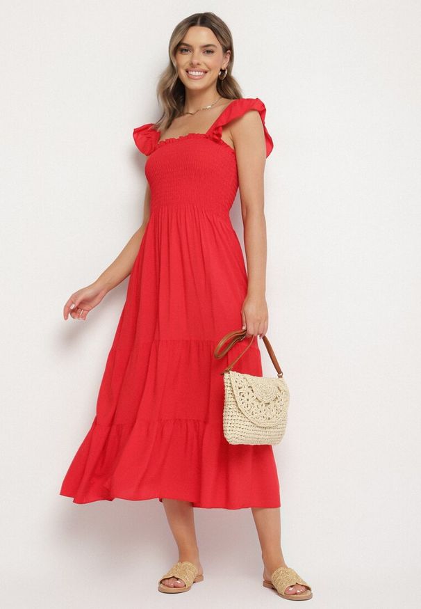 Born2be - Czerwona Rozkloszowana Bawełniana Sukienka na Ramiączkach z Gumkami i Falbanką Mevesta. Okazja: na spacer. Typ kołnierza: dekolt kwadratowy, kołnierz z falbankami. Kolor: czerwony. Materiał: bawełna. Długość rękawa: na ramiączkach