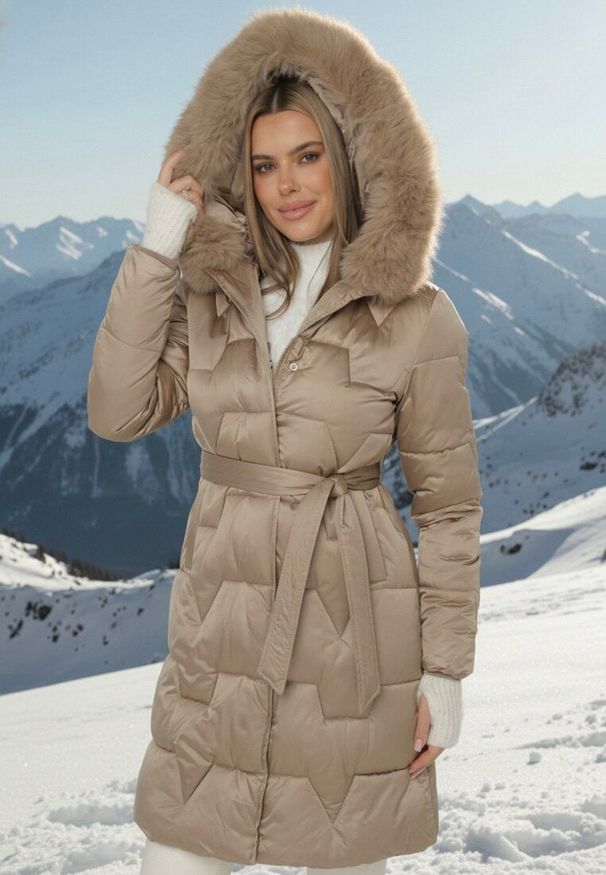 Born2be - Beżowa Pikowana Kurtka o Długim Kroju Ozdobiona Paskiem i Odpinanym Futerkiem Milirra. Okazja: na spacer. Kolor: brązowy. Materiał: futro. Długość: długie. Wzór: aplikacja. Styl: wizytowy, elegancki