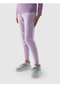4F JUNIOR - Spodnie dresowe joggery dziewczęce. Kolor: fioletowy. Materiał: dresówka