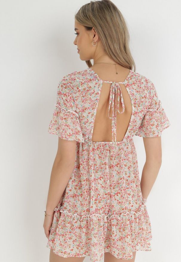 Born2be - Różowa Sukienka Myspheme. Typ kołnierza: dekolt w serek. Kolor: różowy. Materiał: tkanina. Długość rękawa: krótki rękaw. Wzór: kolorowy, kwiaty. Sezon: lato. Długość: mini