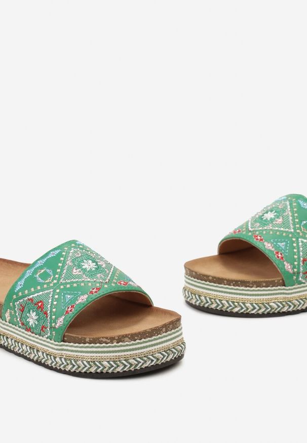 Born2be - Zielone Klapki w Stylu Bobo z Plecionką na Podeszwie i Kolorowymi Cyrkoniami Telphine. Kolor: zielony. Materiał: len. Wzór: kolorowy. Sezon: lato. Styl: boho