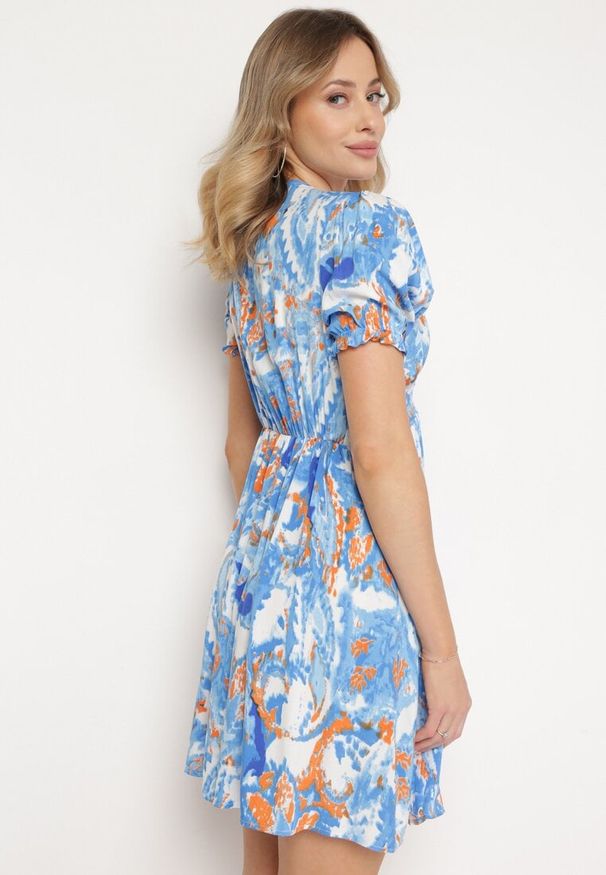 Born2be - Niebieska Rozkloszowana Sukienka z Wiskozy z Krótkim Rękawem i Wszytą Gumką w Pasie Zenellanea. Okazja: na co dzień. Kolor: niebieski. Materiał: wiskoza. Długość rękawa: krótki rękaw. Styl: casual, elegancki