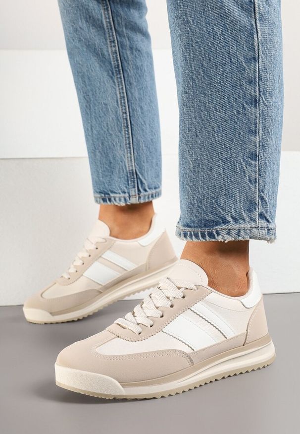 Renee - Beżowe Sneakersy w Stylu Kultowych Tenisówek z Przeszyciami Lelluria. Nosek buta: okrągły. Kolor: beżowy. Materiał: jeans. Obcas: na płaskiej podeszwie