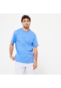 DOMYOS - Koszulka z krótkim rękawem męska Domyos Gym & Pilates 500 Essentials. Kolor: niebieski. Materiał: materiał, bawełna, elastan, prążkowany, tkanina. Długość rękawa: krótki rękaw. Długość: krótkie. Sport: joga i pilates #1