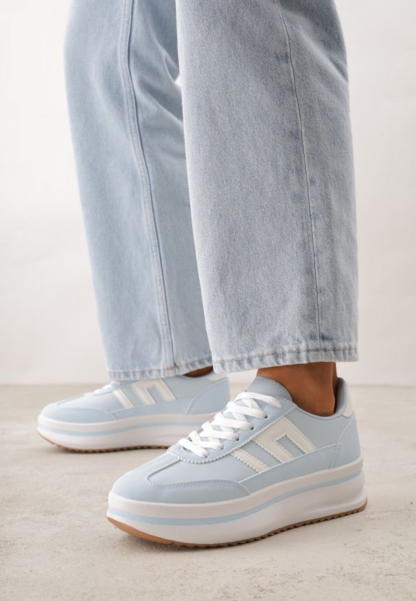 Born2be - Jasnoniebieskie Sneakersy na Grubej Podeszwie Ozdobione Geometrycznym Wzorem Asoastis. Okazja: na spacer, na co dzień, do pracy. Kolor: niebieski. Materiał: prążkowany, dzianina. Wzór: geometria, aplikacja. Sport: turystyka piesza