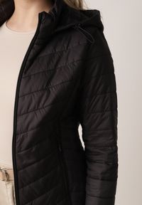Born2be - Czarna Przejściowa Kurtka Pikowana z Odpinanym Kapturem Edrelith. Okazja: na co dzień. Kolor: czarny. Materiał: jeans, nylon. Styl: casual #8