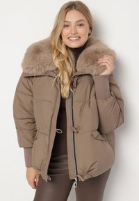 Born2be - Brązowa Puchowa Kurtka Pikowana z Futrzanym Kołnierzem Lanivela. Okazja: na spotkanie biznesowe, do pracy, na co dzień. Kolekcja: plus size. Kolor: brązowy. Materiał: puch, futro. Styl: biznesowy, casual #3