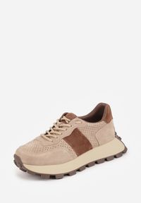 Renee - Ciemnobeżowe Zamszowe Sneakersy na Podeszwie Chunky z Perforowaną Cholewką Cezarlina. Okazja: na co dzień. Kolor: beżowy. Materiał: zamsz. Szerokość cholewki: normalna #5