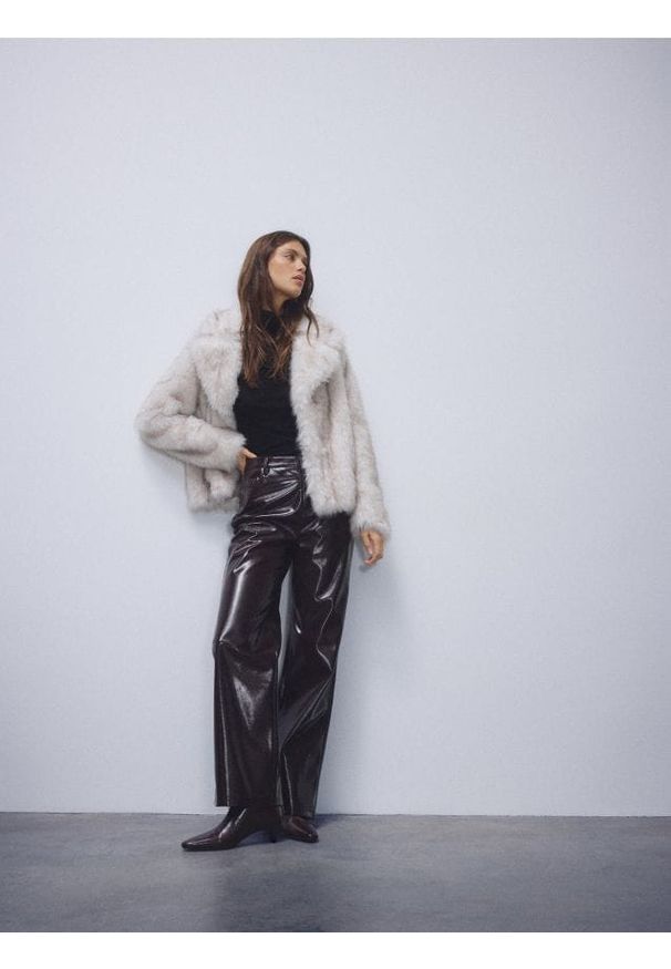 Reserved - Spodnie z imitacji skóry - burgundowy. Kolor: czerwony. Materiał: skóra