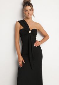 Born2be - Czarna Koktajlowa Taliowana Sukienka na Jedno Ramię z Metaliczną Ozdobą Divalline. Okazja: na imprezę. Kolor: czarny. Wzór: aplikacja. Typ sukienki: asymetryczne. Styl: wizytowy #7