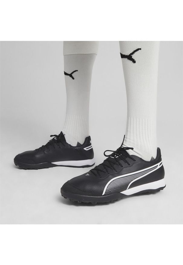 Buty do chodzenia męskie Puma King Pro TT. Zapięcie: sznurówki. Kolor: biały, wielokolorowy. Materiał: materiał, syntetyk. Szerokość cholewki: normalna. Sport: turystyka piesza