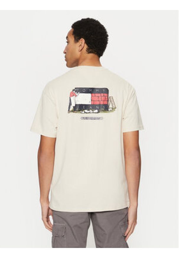 Tommy Jeans T-Shirt Novelty DM0DM20351 Beżowy Relaxed Fit. Kolor: beżowy. Materiał: bawełna