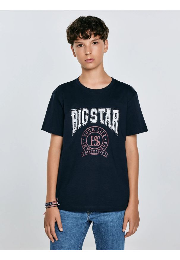 Big-Star - Koszulka chłopięca z nadrukiem granatowa Mauter 403. Okazja: na co dzień. Kolor: niebieski. Materiał: jeans, dzianina. Wzór: nadruk. Styl: młodzieżowy, klasyczny, casual