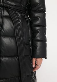 Born2be - Czarna Pikowana Kurtka z Ekoskóry z Kapturem i Paskiem w Talii Enedda. Typ kołnierza: kaptur. Kolor: czarny. Materiał: futro. Wzór: aplikacja #5