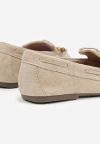 Renee - Ciemnobeżowe Mokasyny z Koralikami Kokardą i Frędzlami Nahda. Okazja: na co dzień. Kolor: beżowy. Materiał: jeans. Styl: casual, street #8