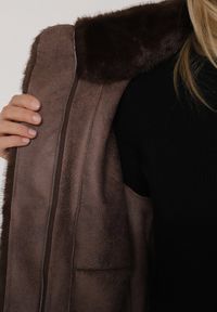 Born2be - Brązowa Futrzana Kurtka Ozdobiona Kieszeniami Vetilina. Okazja: na co dzień. Kolor: brązowy. Materiał: futro. Wzór: aplikacja. Styl: casual, elegancki #6