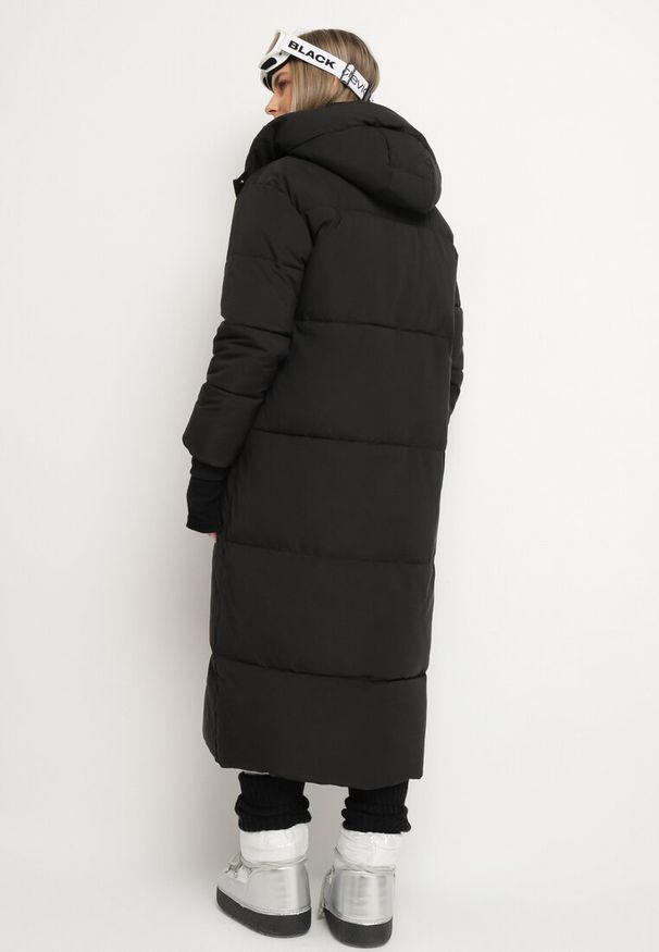 Born2be - Czarna Pikowana Kurtka o Długim Fasonie z Odpinanym Kapturem Daivera. Okazja: na spacer. Kolor: czarny. Materiał: dzianina. Długość: długie. Sezon: zima