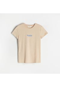 Reserved - T-shirt z napisem - Beżowy. Kolor: beżowy. Wzór: napisy #1