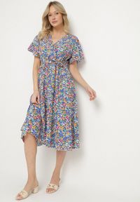 Born2be - Niebieska Rozkloszowana Sukienka w Kwiaty z Kopertowym Dekoltem Plisowana Lanasira. Kolor: niebieski. Wzór: kwiaty. Typ sukienki: kopertowe #1
